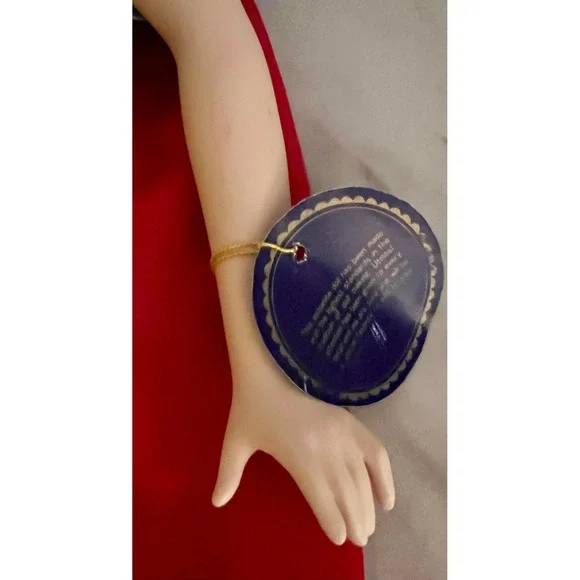 Anna Anando Snow White Porcelain Doll: Royal Heirloom Collection - Picture 8 of 10